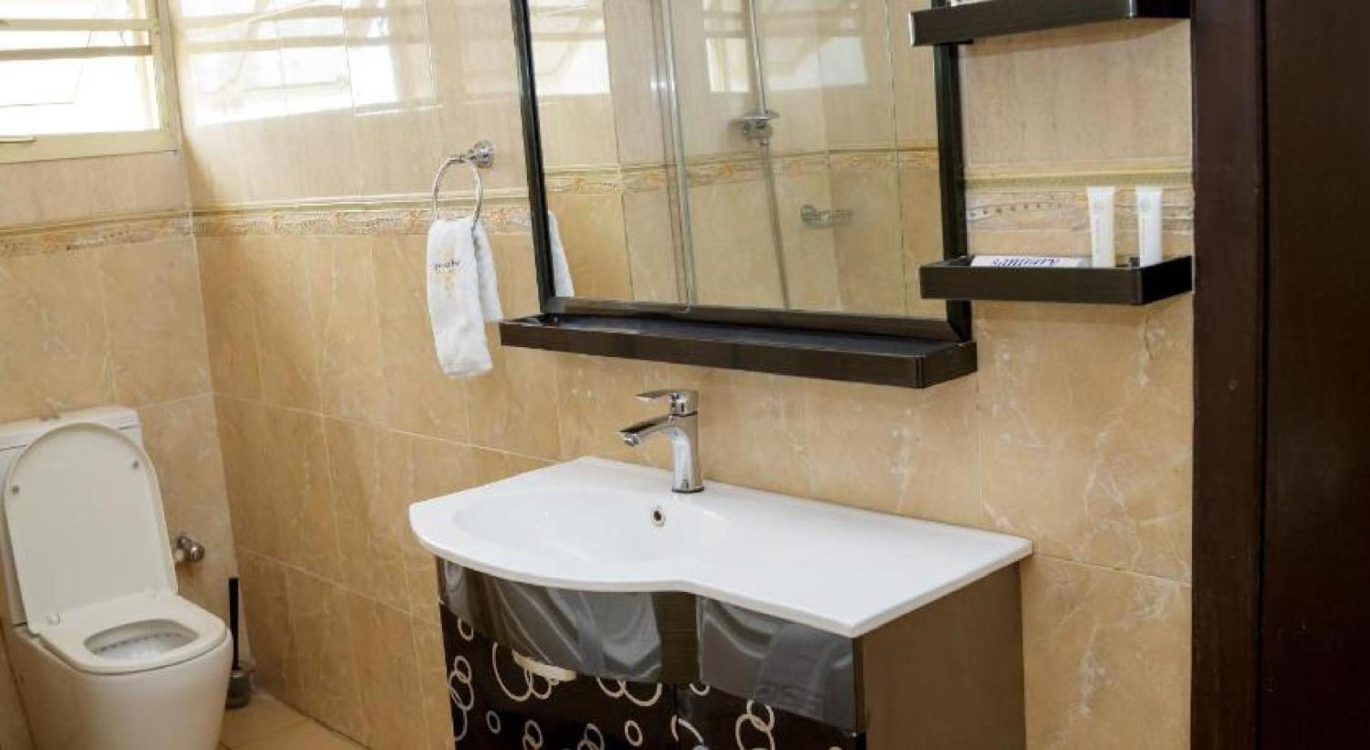 Room In Lodge - Apartment Royale Hotel-3 Bd Apartment Ikeja Zewnętrze zdjęcie